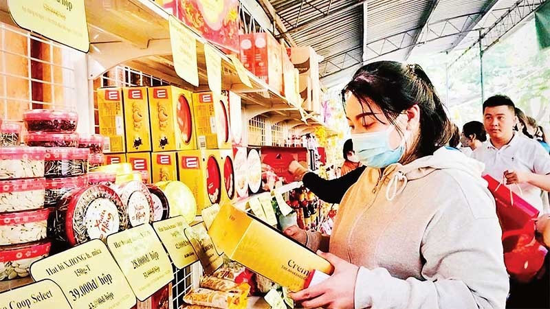 Công nhân vui mừng lựa chọn những mặt hàng thiết yếu tại Điểm phúc lợi đoàn viên.