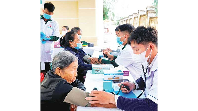 Quân y Bộ đội Biên phòng tỉnh Gia Lai khám sức khoẻ cho người dân xã Phù Mỹ Đông.