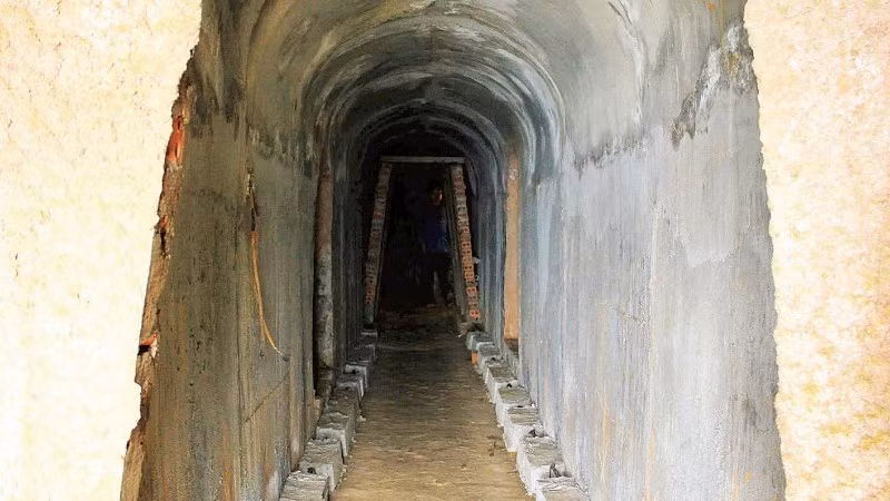 Một đoạn trong địa đạo Vịnh Mốc đang được tôn tạo, nâng cấp.