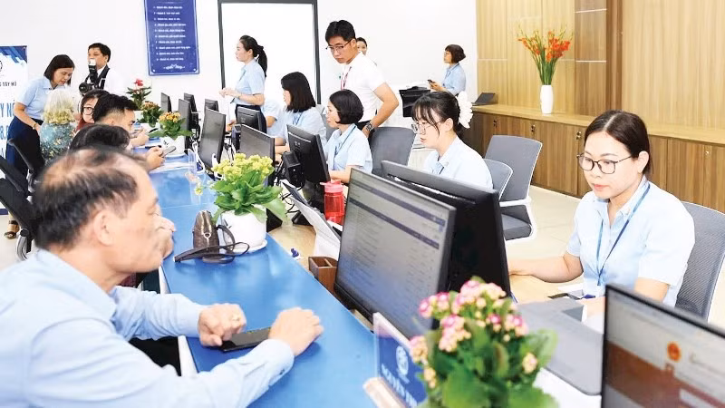 Người dân, doanh nghiệp giải quyết thủ tục hành chính tại điểm phục vụ hành chính công Tây Hồ.