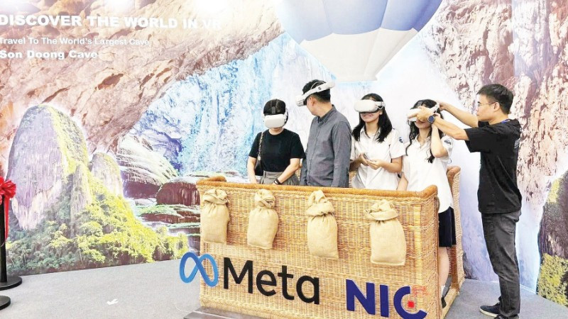 Các bạn trẻ trải nghiệm tour thực tế ảo chinh phục Sơn Đoòng - hang động lớn nhất thế giới tại trưng bày thành tựu đổi mới sáng tạo 2024.