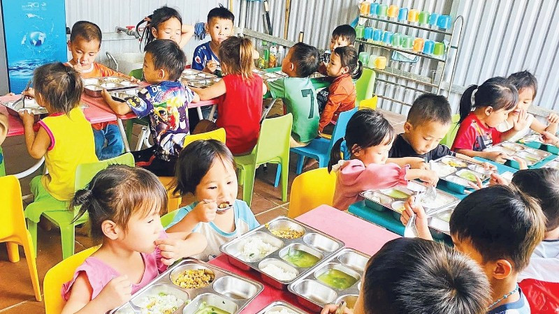 Bữa ăn trưa no đủ tại một điểm trường ở Mường Lát.