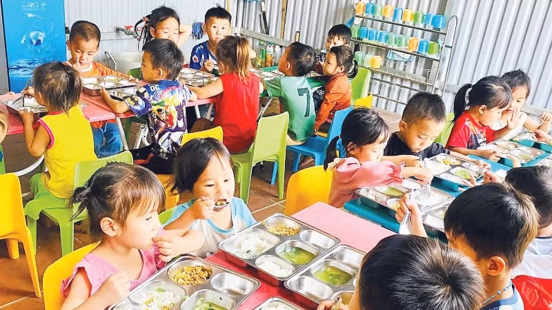 Bữa ăn trưa no đủ tại một điểm trường ở Mường Lát.