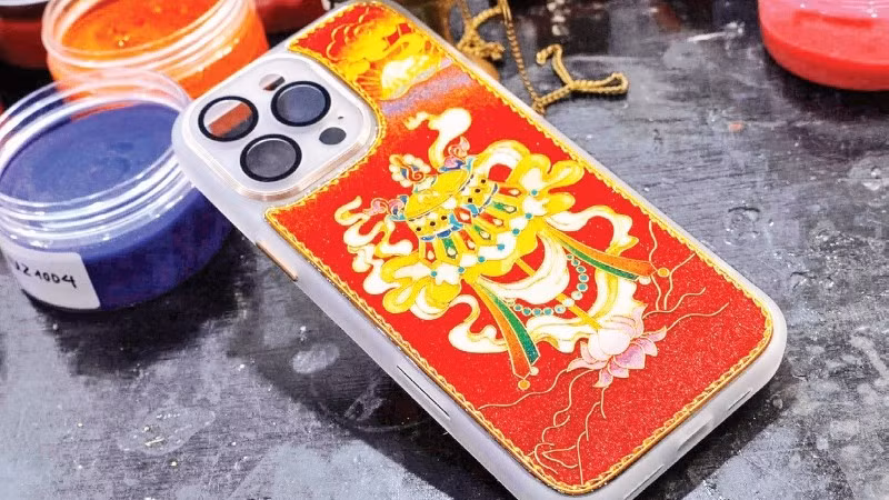 Một sản phẩm ứng dụng theo Họa kim sa trên ốp điện thoại của Nguyễn Hoàng Anh.