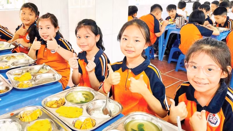 Giờ ăn bán trú của học sinh tại Trường tiểu học Thăng Long. (Ảnh NGỌC MINH)