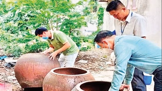 Người dân xã Hiệp Phước chung tay loại bỏ nơi sinh sản của muỗi.