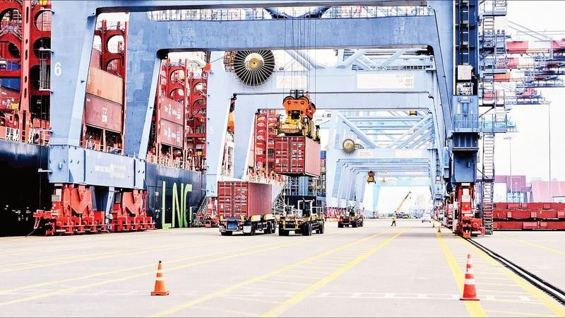 Bốc dỡ hàng tại cụm cảng Cái Mép-Thị Vải. (Ảnh VÕ LÊ)