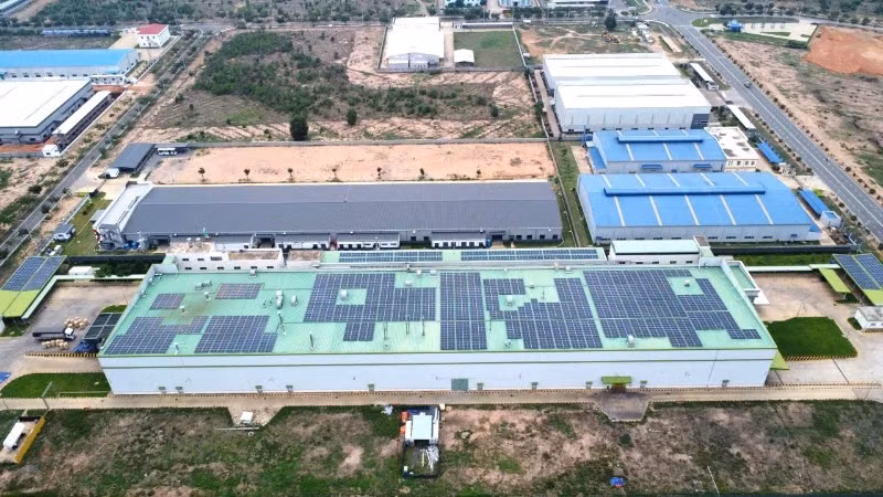 Một nhà máy lắp điện mặt trời mái nhà tại Đồng Nai.