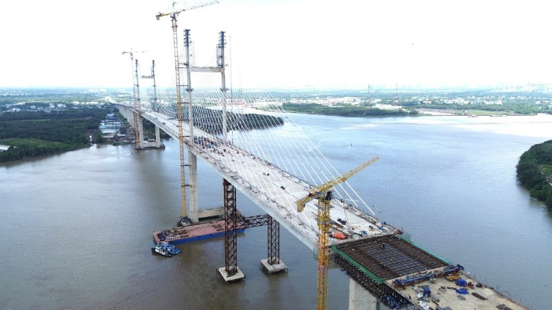Cầu Phước Khánh bắc qua sông Soài Rạp, nối liền khu vực Nhà Bè với Cần Giờ thuộc dự án đầu tư xây dựng đường cao tốc Bến Lức-Long Thành vừa được hợp long (Ảnh QUÝ HIỀN).