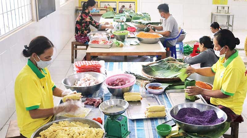 Gói bánh tét tại cơ sở kinh doanh bánh tét Hai Lý, xã Vinh Kim, tỉnh Vĩnh Long.