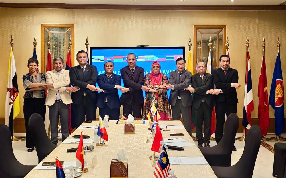 Các Đại sứ, Đại biện các nước ASEAN tại Kuwait tham gia lễ kỷ niệm. (Ảnh: Đại sứ quán Việt Nam tại Kuwait)
