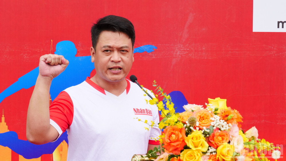 Cầu thủ Nguyễn Thế Khải (Báo Nhân Dân) đại diện các đội tham dự giải tuyên thệ. ndo_br_01744572.jpg