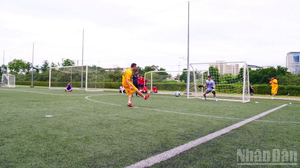 Hoà 1-1 sau hai hiệp đấu, hai đội phân thắng bại trên chấm luân lưu. Đội Báo Nhân Dân xuất sắc giành chiến thắng 4-3. ndo_br_01744781.jpg