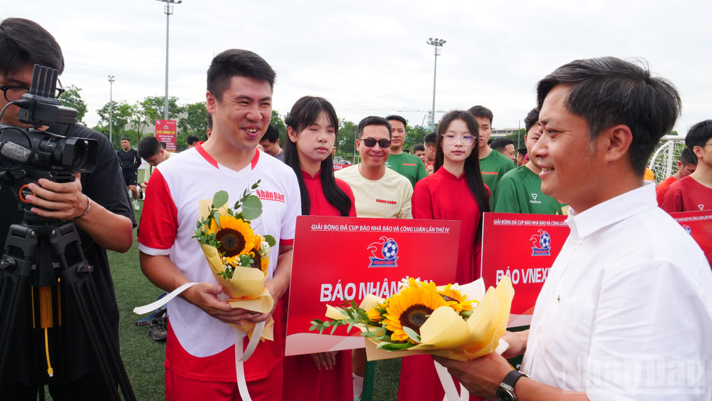 Ban tổ chức trao hoa tặng các đội tham dự giải. ndo_br_01744583.jpg
