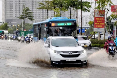 Mưa lớn khiến nhiều tuyến đường Hà Nội ngập úng. (Ảnh: VĂN THỊNH)