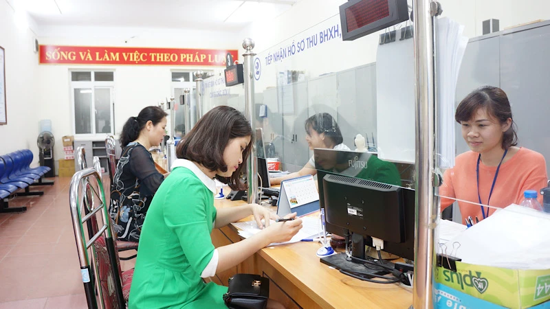 Đẩy mạnh cải cách thủ tục hành chính tạo thuận lợi cho người dân và doanh nghiệp (Bộ phận một cửa Tây Hồ, Hà Nội).