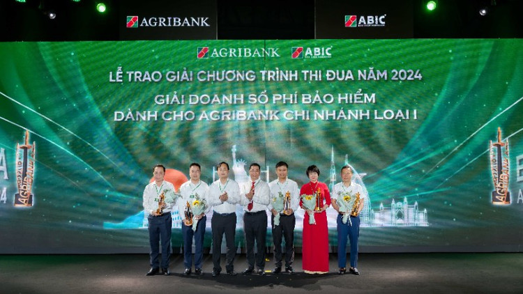 Lãnh đạo Agribank và ABIC trao giải doanh số phí bảo hiểm dành cho Agribank chi nhánh loại 1.