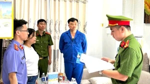 Cơ quan Cảnh sát điều tra thi hành quyết định khởi tố bị can đối với Nguyễn Thành Dân, Chủ tịch Ủy ban nhân dân phường Trảng Dài.