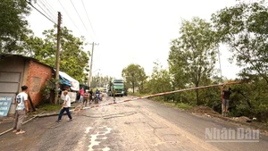 Lực lượng chức năng xã Hố Nai 3 tiến hành tháo gỡ barie tại "trạm thu phí" trên đường Suối Sao 2.