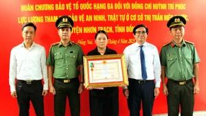 Lãnh đạo tỉnh Đồng Nai trao Huân chương Bảo vệ Tổ quốc hạng Ba cho đại diện gia đình đồng chí Huỳnh Trí Phúc.