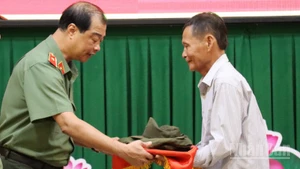 Thiếu tướng Lê Hồng Hiệp, Phó Cục trưởng Cục Công tác chính trị tiếp nhận kỷ vật của liệt sĩ Trần Nguyên Hiện.