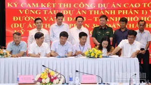 Lãnh đạo Bộ Xây dựng và tỉnh Đồng Nai chứng kiến đại diện các đơn vị tham gia ký kết.
