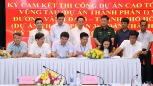 Lãnh đạo Bộ Xây dựng và tỉnh Đồng Nai chứng kiến đại diện các đơn vị tham gia ký kết.