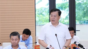 Lãnh đạo các sở, ngành thành phố Hà Nội giải trình các vấn đề thuộc thẩm quyền.