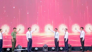 Lãnh đạo tỉnh Vĩnh Phúc thực hiện nghi thức phát động phong trào thi đua.