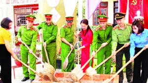 Các đại biểu khởi công bếp ăn bán trú cho Trường mầm non Tô Múa. (Ảnh PHẠM HOA)