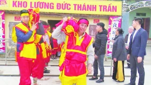 Nghi thức vận chuyển lương thảo vào đền để chuẩn bị phát lương cho nhân dân.