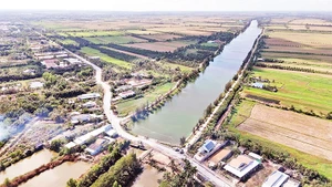 Hồ chứa nước ngọt Kênh Lấp (huyện Ba Tri) diện tích 60 ha, dung tích chứa khoảng 800.000 m3 đang phục vụ nước sinh hoạt cho gần 200.000 người dân. 