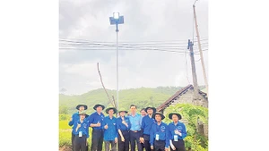 Công trình thanh niên "Đèn năng lượng mặt trời" hoàn thành giúp người dân xã Mậu Đức đi lại vào buổi tối dễ dàng hơn.