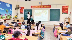 Trường tiểu học và trung học cơ sở Tô Hiệu, xã Nghĩa Trụ, huyện Văn Giang, tỉnh Hưng Yên được đầu tư trang thiết bị hiện đại phục vụ dạy và học.