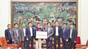 Lãnh đạo Ủy ban Mặt trận Tổ quốc Việt Nam tỉnh Hưng Yên tiếp nhận quà Tết do Báo Nhân Dân và nhà tài trợ tặng.