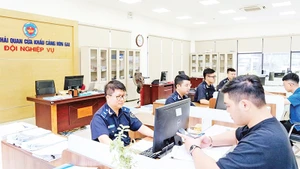 Cán bộ nghiệp vụ của Chi cục Hải quan cửa khẩu Cảng Hòn Gai thường xuyên hỗ trợ doanh nghiệp làm thủ tục xuất nhập khẩu hàng hóa trên nền tảng số.
