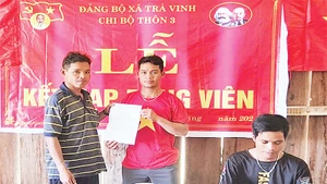 Chi bộ thôn 3, xã Trà Vinh kết nạp Đảng cho anh Hồ Văn Thức (áo đỏ).