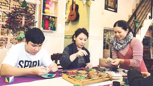 Người Huế gìn giữ nét đẹp ẩm thực xưa. (Ảnh QUANG THÀNH)