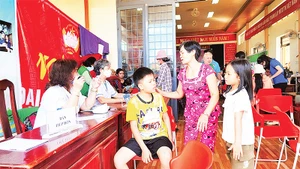 Đoàn y, bác sĩ ba miền Thành phố Hồ Chí Minh khám, chữa bệnh, tư vấn, phát thuốc cho nhân dân.