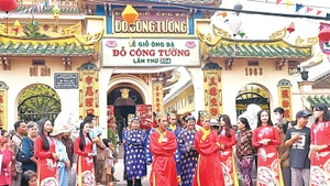 Nghi thức lễ nghinh sắc dịp lễ giỗ Ông, bà Đỗ Công Tường được thực hiện trên nhiều tuyến đường thành phố Cao Lãnh.