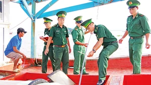 Bộ đội Biên phòng tỉnh Kiên Giang kiểm tra hầm dầu của các tàu cá.