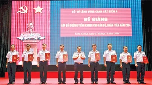 Lãnh đạo Bộ Tư lệnh Vùng Cảnh sát biển 4 trao giấy chứng nhận cho các học viên. (Ảnh ĐỨC THÁI)