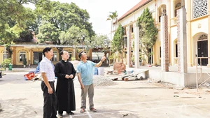 Linh mục Antôn Thế Anh, Giáo xứ Phúc Nhạc, xã Khánh Nhạc (Yên Khánh, Ninh Bình) cùng giáo dân ở địa phương tích cực tham gia xây dựng nông thôn mới.