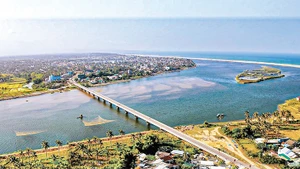 Cầu mới nối đôi bờ Hoài Hương-Hoài Hải-Hoài Mỹ nơi hạ nguồn sông Lại Giang. (Ảnh: NGUYỄN NGỌC TUẤN)