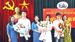 Đảng bộ Trường THPT Đồng Hỷ kết nạp đảng viên là học sinh lớp 12. (Ảnh T.L) 