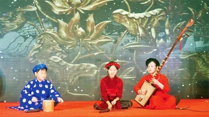 Nghệ nhân Nhân dân Nguyễn Thị Tam biểu diễn cùng học trò trên sân khấu.