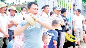 Trò chơi pháo đất thu hút nhiều bạn trẻ ở xã Đông Cường (huyện Đông Hưng, tỉnh Thái Bình) tham gia.