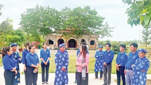 Ban Khánh tiết trao đổi về giá trị di tích lịch sử của đình Tân Đông với đoàn viên, thanh niên.