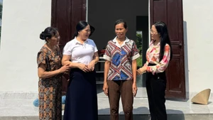 Các đồng chí lãnh đạo phường Hưng Trí (thị xã Kỳ Anh) chia sẻ niềm vui về ngôi nhà mới cùng chị Hồ Thị Hấn.