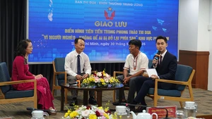 Giao lưu với các điển hình trong chương trình. (Ảnh M.H)